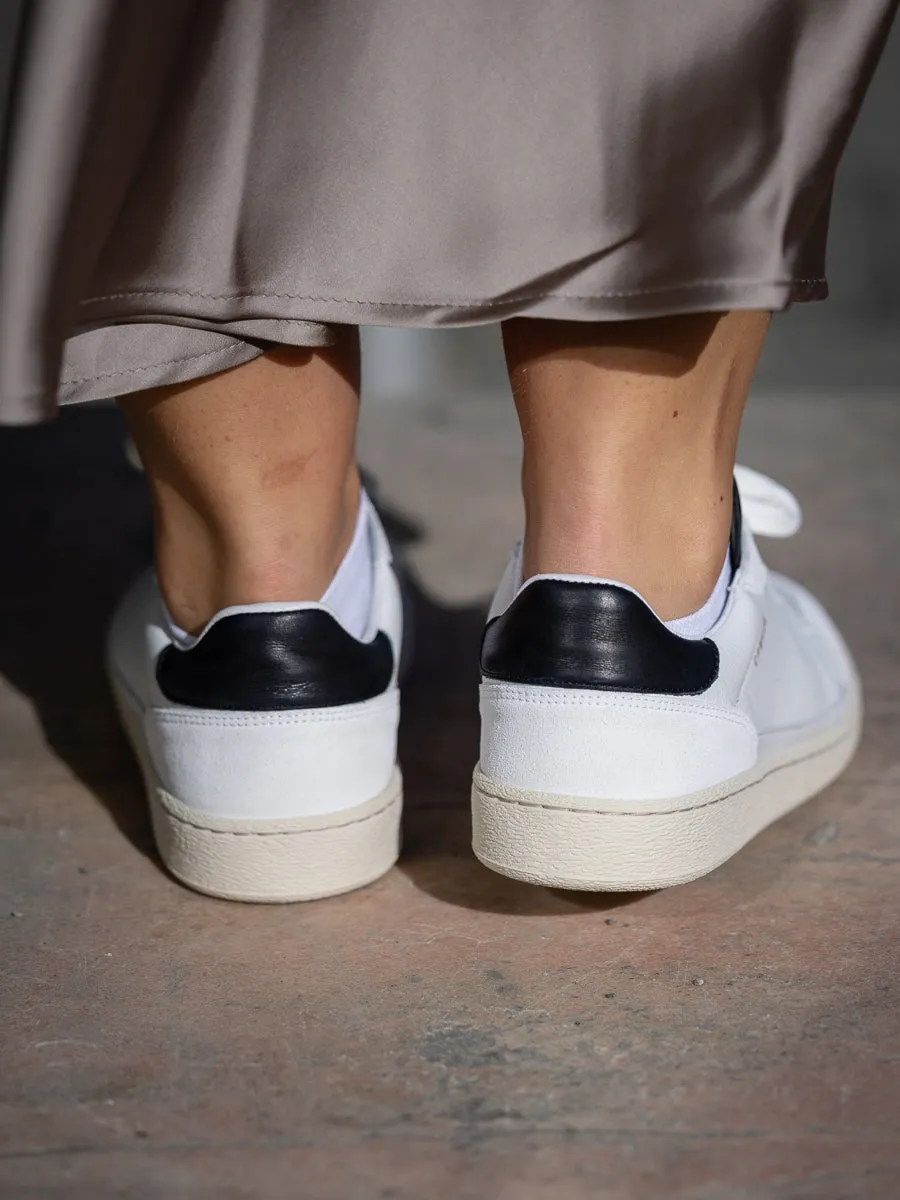 COPENHAGEN STUDIO Retro hvit sneaker med sorte detaljer