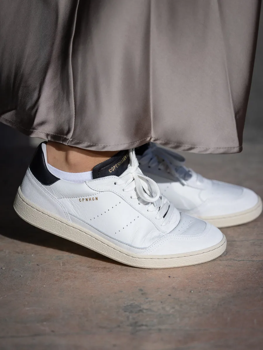 COPENHAGEN STUDIO Retro hvit sneaker med sorte detaljer