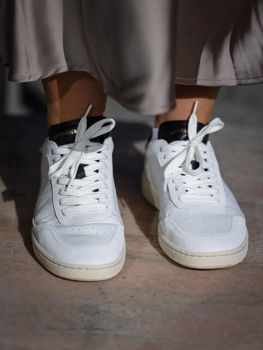 COPENHAGEN STUDIO Retro hvit sneaker med sorte detaljer