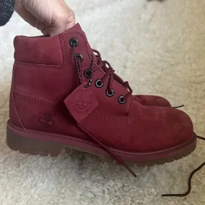 EC - Timberland Girls Red Premium Leather Boots Size3 - 6inch