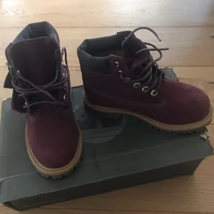 New Girls Timberland burgundy boots, size 13 Youth